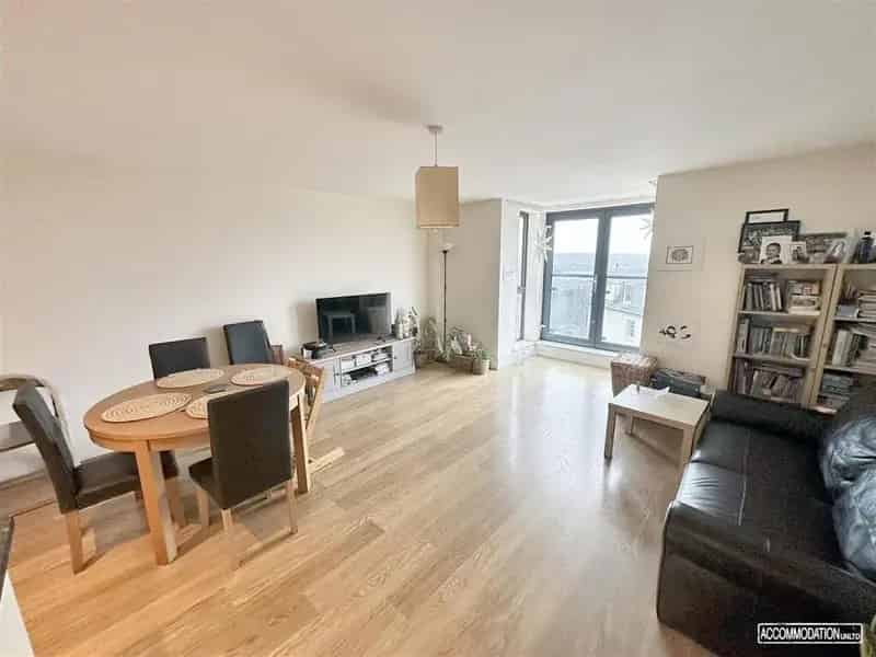 2 Bedroom Flat Third Floor Modern Apartment