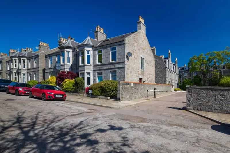 3 Bedroom Flat for Sale West End