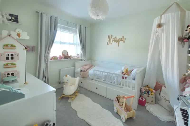 4 Bedroom Semi-Detached House with Garden and Garage