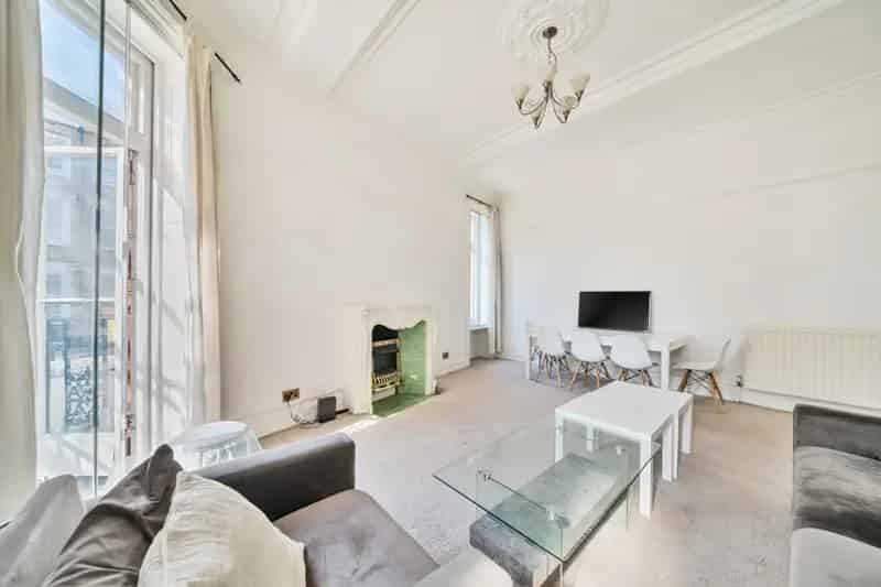 Four Double Bedroom Flat near Earls Court Tube Station