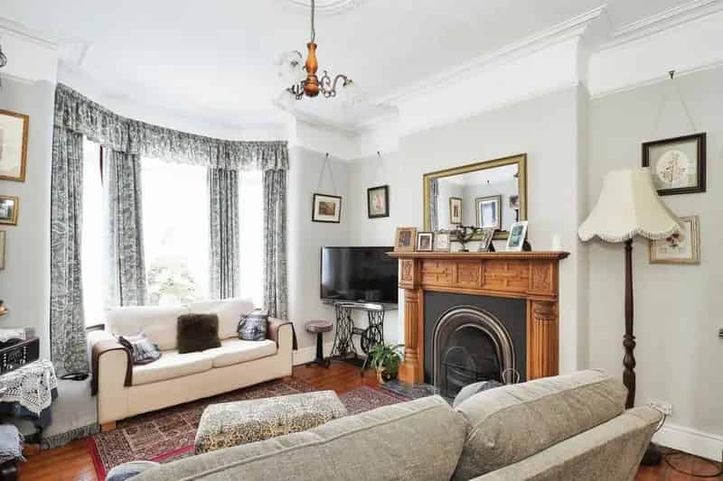 Spacious Family Home - Four Bedrooms - Garden - Off-Street Parking