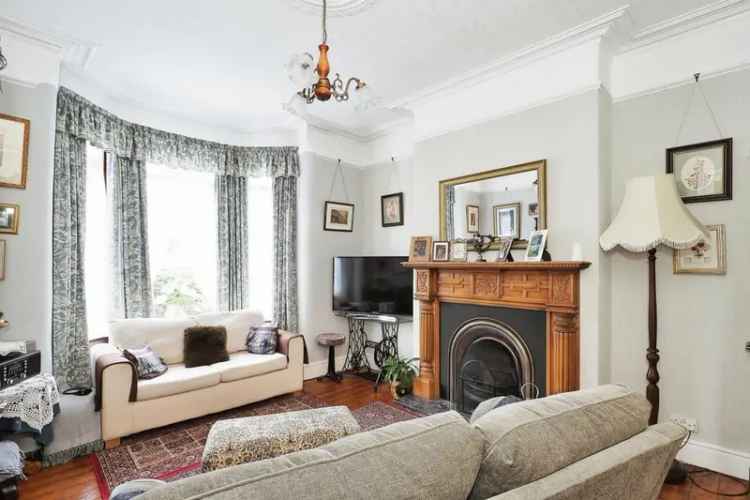 Spacious Family Home - Four Bedrooms - Garden - Off-Street Parking
