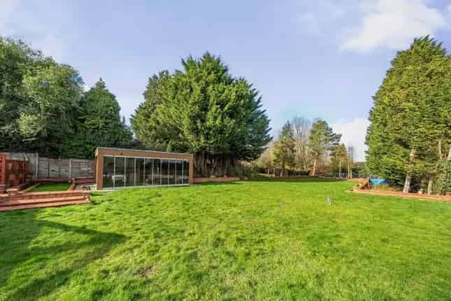5 Bedroom Detached Bungalow with Tennis Court Totteridge Village