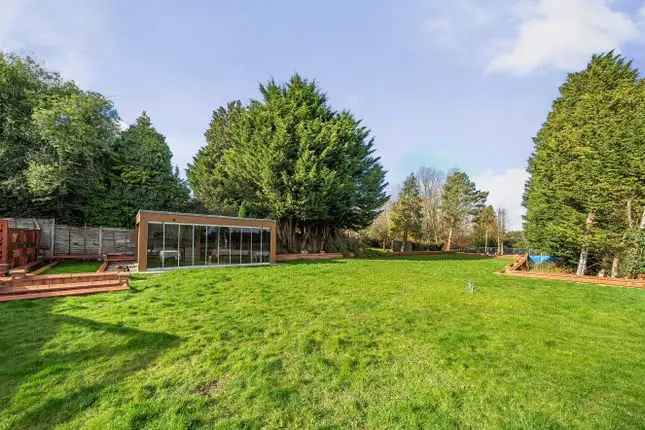 5 Bedroom Detached Bungalow with Tennis Court Totteridge Village