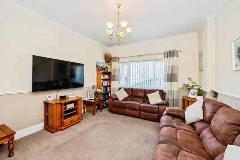 3-Bedroom House Near Motorway Links and Schools