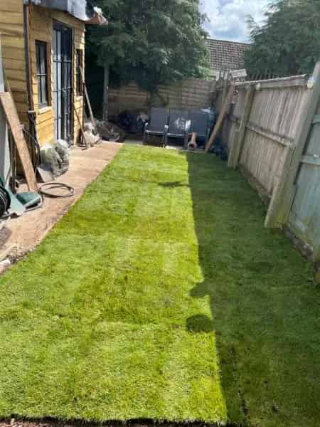 3 Bed House Large Garden Summer House Close to Amenities