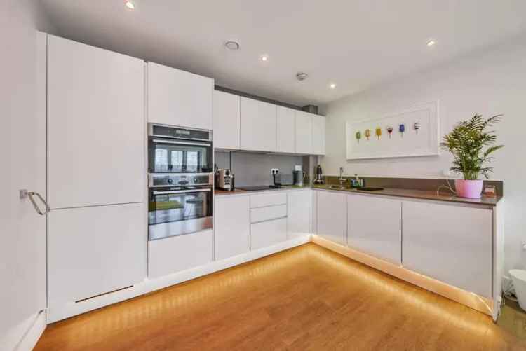 Flat For Sale in London, England