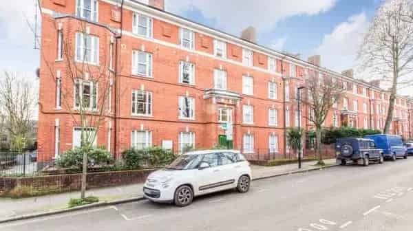 1 Bed Flat 2nd Floor Small Block