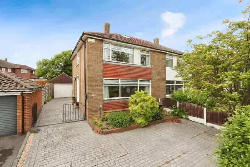 3 Bed Semi Detached House For Sale No Upward Chain Ample Parking