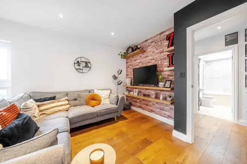 Chain Free 2-Bed Flat near Penge Stations