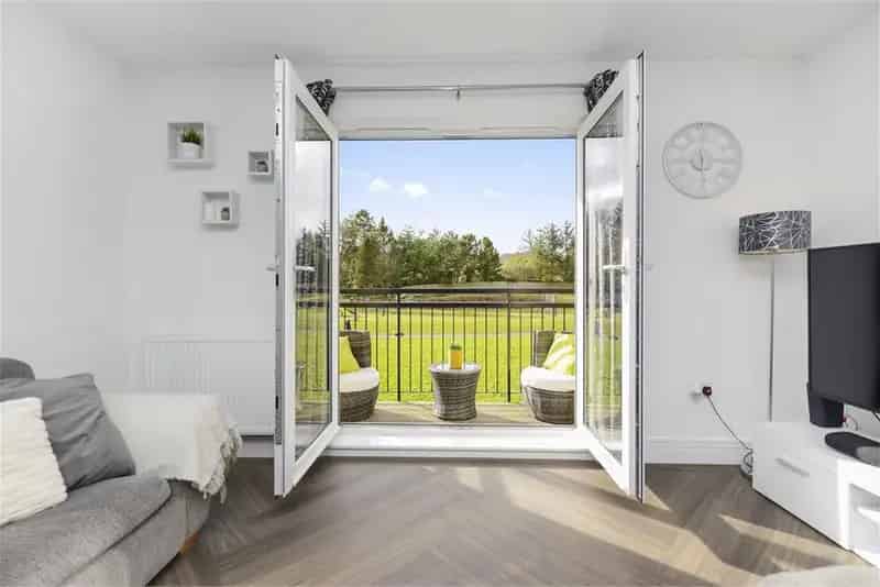 1 Bed Flat First Floor Apartment with Balcony