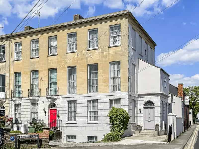 9 Bedroom End of Terrace House for Sale