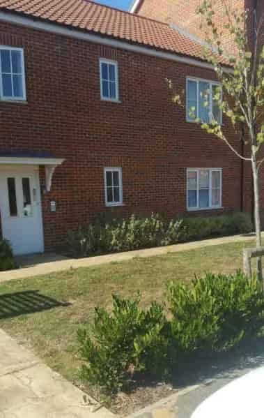 One Bed Ground Floor Flat Near Shops and Schools
