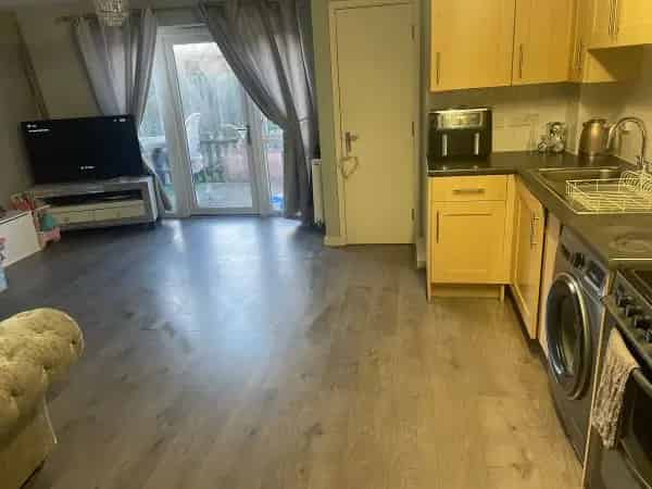 2 Bed Ground Floor Flat West Kingsdown Large Garden Parking