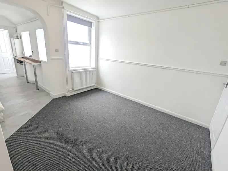 2 Double Bedroom Mid Terrace House with Attic Room