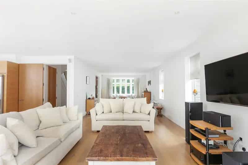 4 Bedroom Detached House for Sale in London Chain Free
