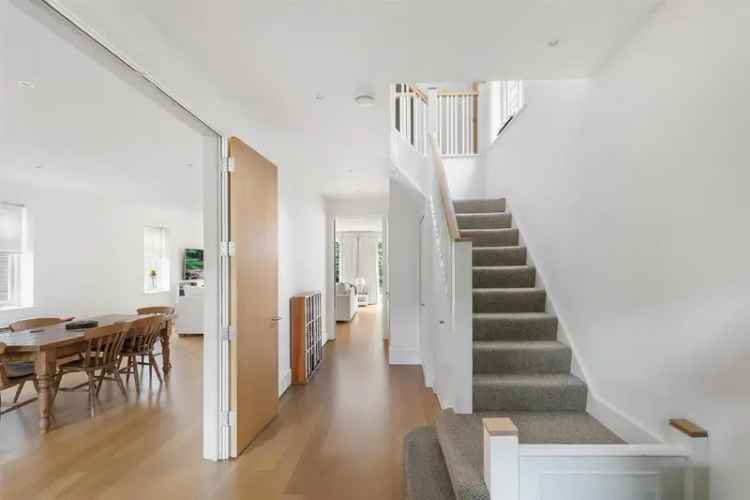 4 Bedroom Detached House for Sale in London Chain Free