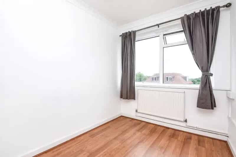 3 Bedroom Flat Wimbledon Private Balcony Off Street Parking