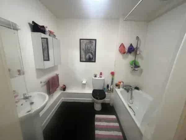 Modern 2nd Floor Flat Near School and Transport