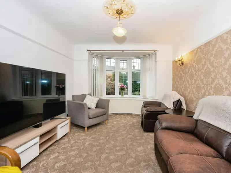 4 Bedroom Semi-Detached House with 3 Bathrooms and Garden