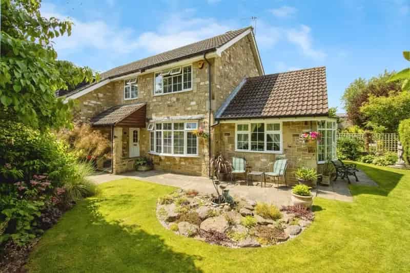 Four Bedroom Detached House with Garage and Private Driveway