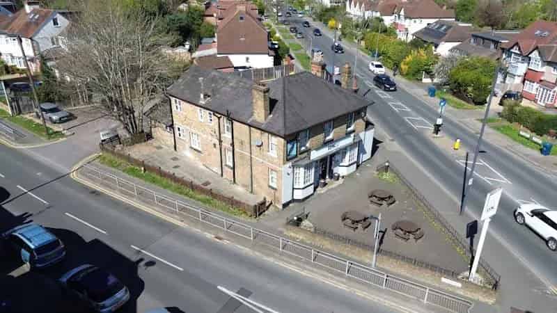 Pinner Green Commercial Property with Apartment 7804 sqft