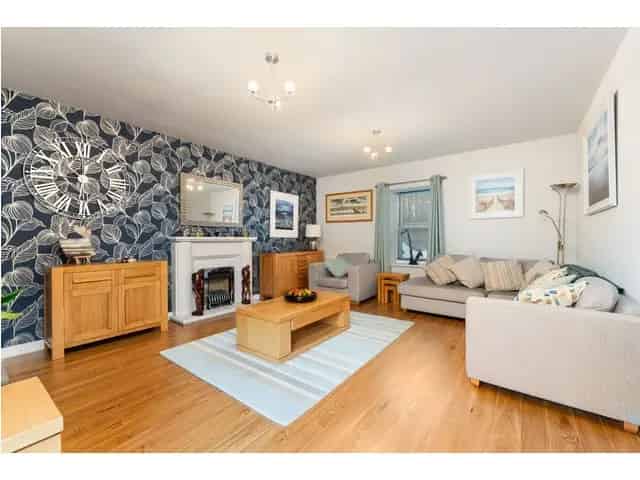 3 Bedroom Mid Terrace House For Sale Hermiston