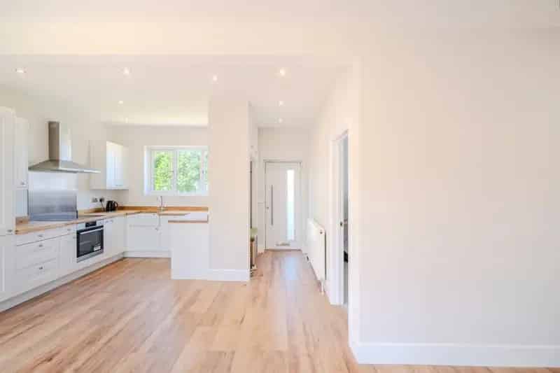 3 Bed House Rock Lane Open Plan Kitchen Family Bathroom Private Gardens