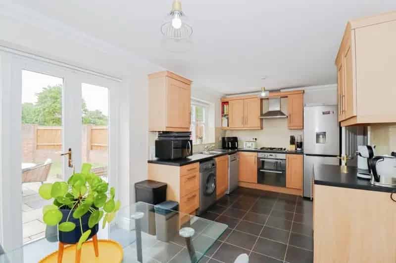 3 Bed House in Harleston - Modern Kitchen, En-Suite, Garage