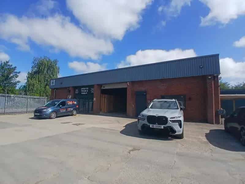 Trade Counter Industrial Unit with Parking and Yard