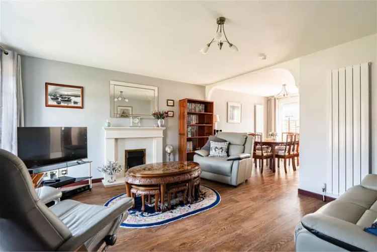 3 Bed House Livingston - Linked Detached with Garden and Garage