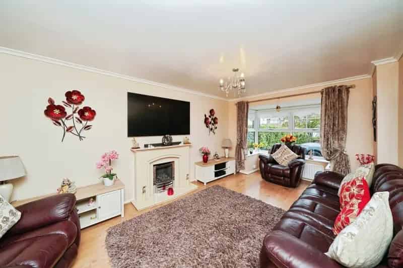 3 Bed Detached House with Conservatory and EV Charging