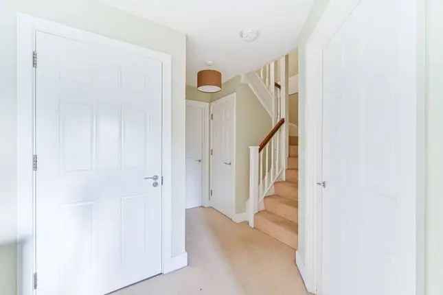 4 Bed Semi-Detached House to Rent Bromley BR2