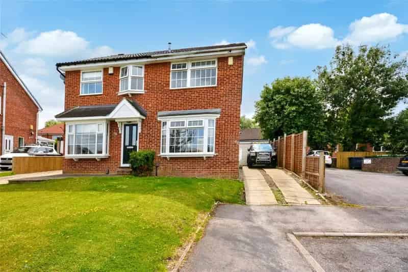 2 Bed Semi Detached House Rodley Modern Kitchen Conservatory Garden Garage
