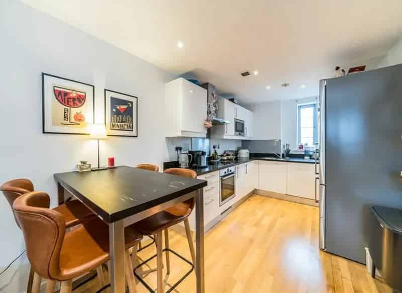 Spacious 2 Bedroom Apartment with Parking Near Earlsfield Station