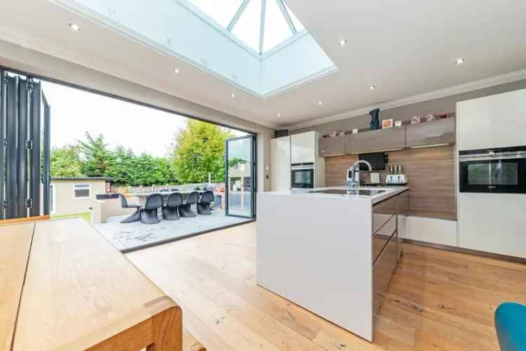 5 Bed 3 Bath Freehold House with Summerhouse and Garden