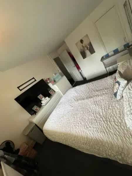 Large 2-Bed Flat with Balcony and Storage