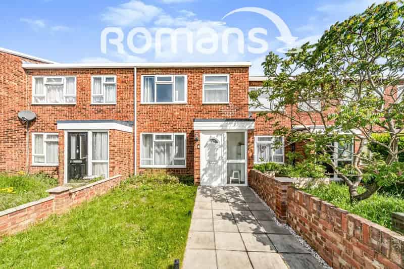 3 Bedroom Semi-detached House Near Reading Train Station
