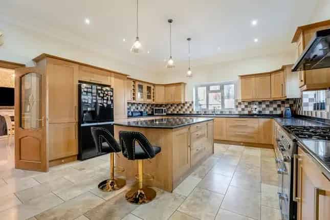7 Bedroom Family Home for Sale in London
