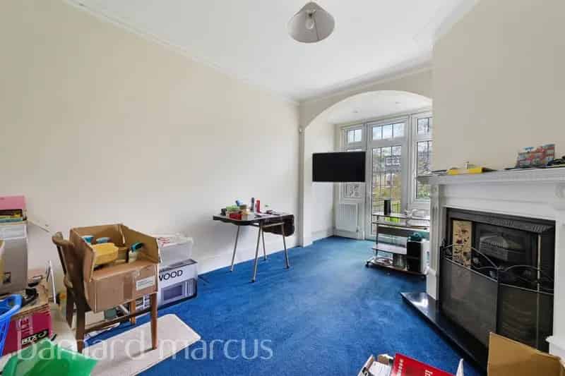 3 Bedroom Mid-Terraced House Family Home