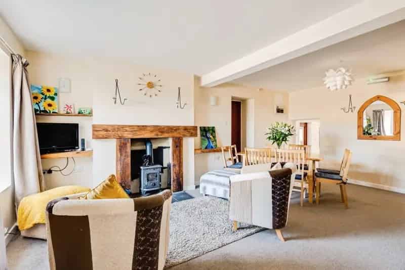 Elegant 1850s Stone House 3000 sq ft 8 Beds 4 Ensuite Large Garden Parking