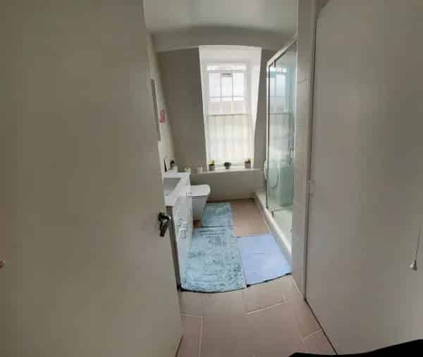 2 Bed Flat Near Trains Buses Shops