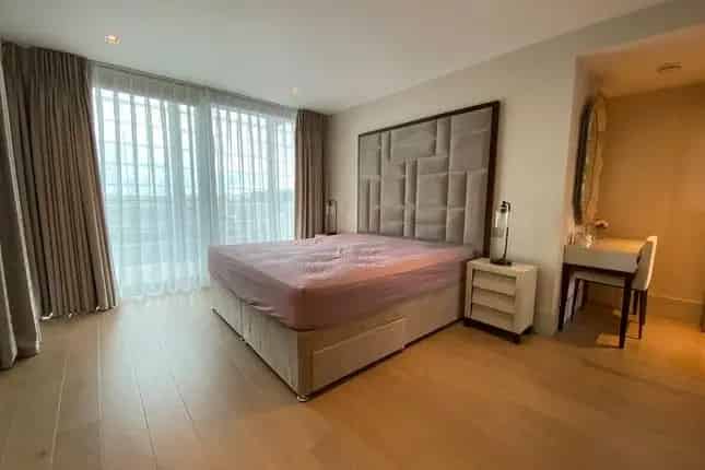2 Double Bed 3 Bathroom Apartment with River Thames Views