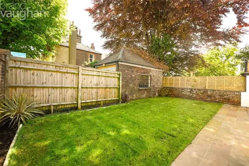 2 Bed 2 Bath Ground Floor Flat to Rent - Garage & Garden