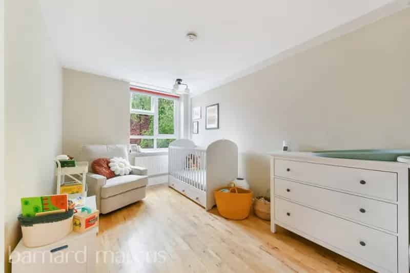 Bright 2-Bedroom Flat near Clapham Junction Station