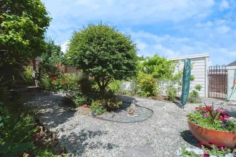 Spacious 3-Bedroom Detached Bungalow with Garden and Garage