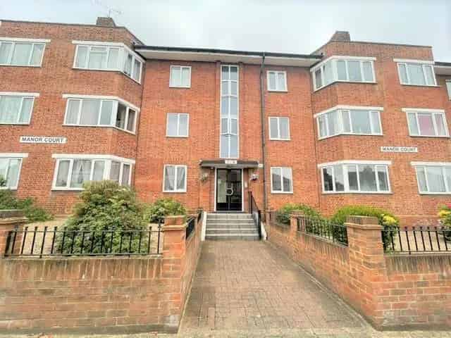 Spacious 2-Bedroom Harrow Apartment with Dishwasher Available June 2025