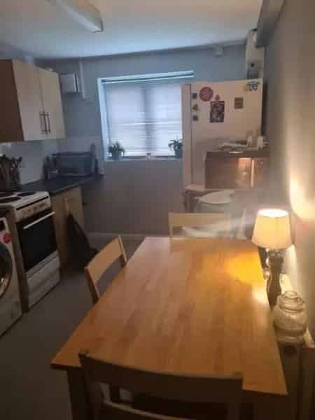 2 Bedroom Ground Floor Flat Near Amenities