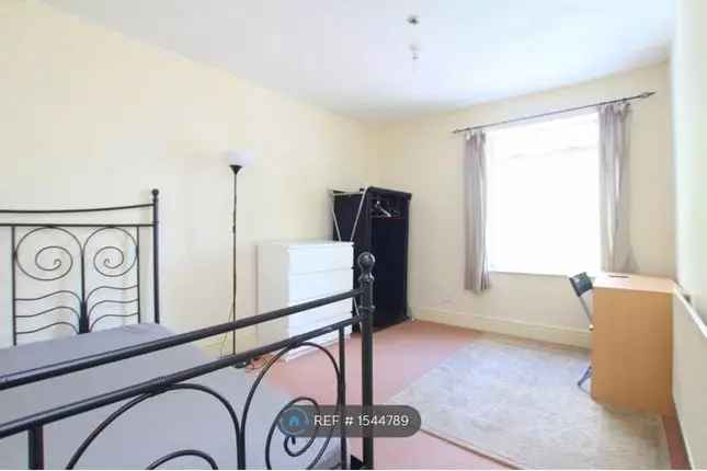 Semi Detached House To Rent Bristol BS6