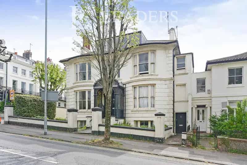 2 Bedroom Flat to Rent Near Seafront